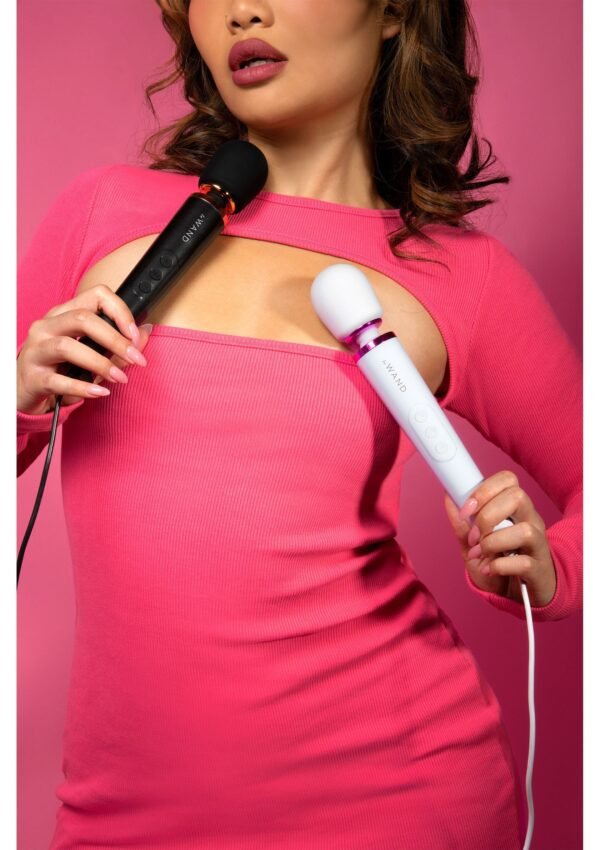 35303_BLACK_010_976ea94e-6271-49a8-bb03-25270ebf285b Le Wand | Petit Plugin Wand Massager