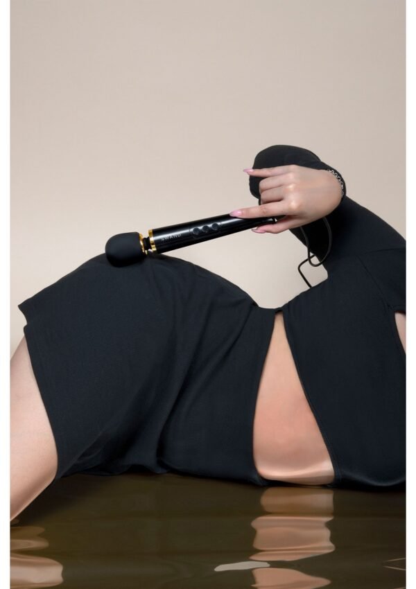 35303_BLACK_09_165284a1-19e0-49d5-bf5b-7970b0f7f0e1 Le Wand | Petit Plugin Wand Massager
