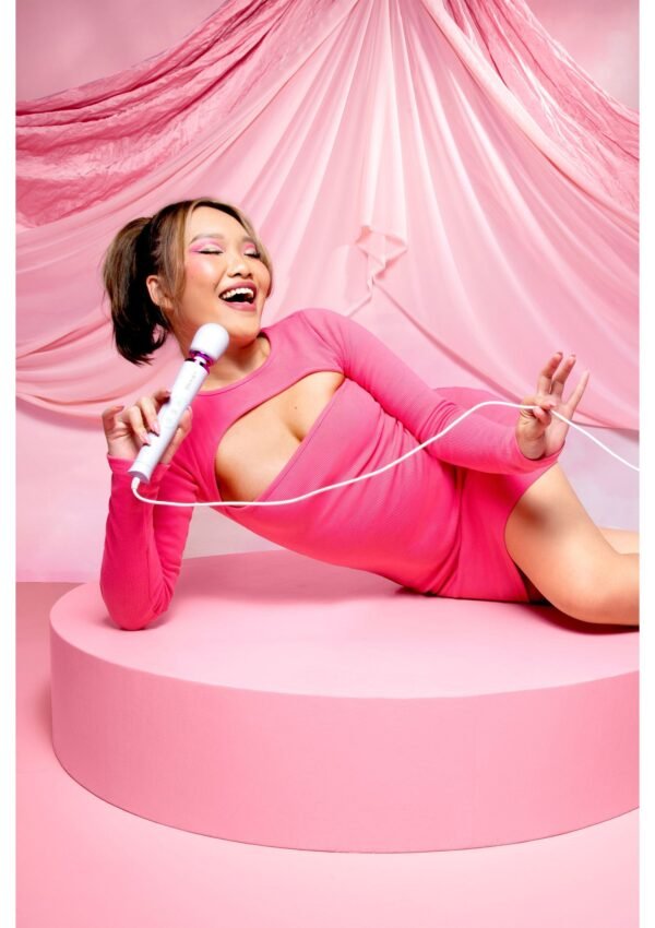 35303_WHITE_08_5bae65a0-561d-40ef-853a-bb5a2e8aa519 Le Wand | Petit Plugin Wand Massager